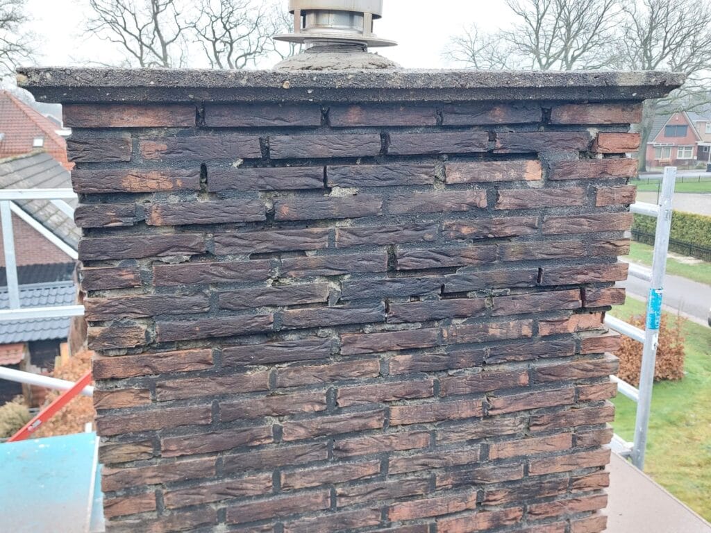 schoorsteenlekkage door beschadigde of ontbrekende voegen.
