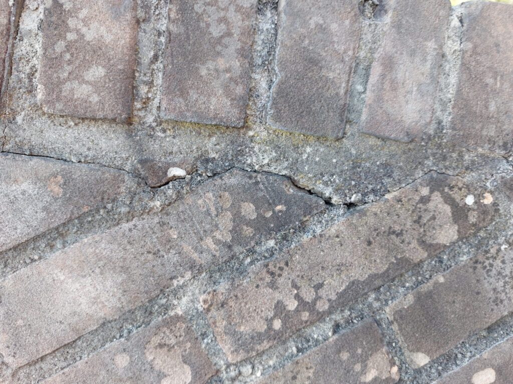 Op deze foto is een kleine scheur te zien die een schoorsteenlekkage heeft veroorzaakt.
